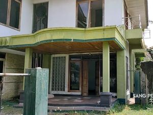 10 Penampakan Rumah Mewah yang Terbengkalai 15 Tahun, Horor Banget