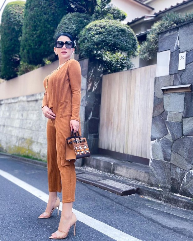 Syahrini dengan Tas Hermes Birkin Faubourg Syahrini dengan Tas Hermes Birkin Faubourg