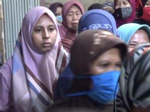 Waduh! Emak-emak di Purwakarta Antre Sembako Abai Prokes