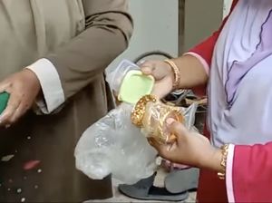 Tak Sengaja Buang Emas Rp 240 Juta, Emak-emak Ini Rela Bongkar Sampah Makanan Tak Sengaja Buang Emas Rp 240 Juta, Emak-emak Ini Rela Bongkar Sampah Makanan