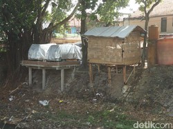 Waduh! Tempat Parkir Permanen Berdiri di Bantaran Sungai Bandung