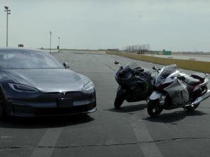 Adu Balap Drag Tesla Model S Plaid vs Suzuki Hayabusa vs Kawasaki ZX-14R, Siapa Menang?
