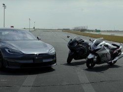 Adu Balap Drag Tesla Model S Plaid vs Suzuki Hayabusa vs Kawasaki ZX-14R, Siapa Menang?