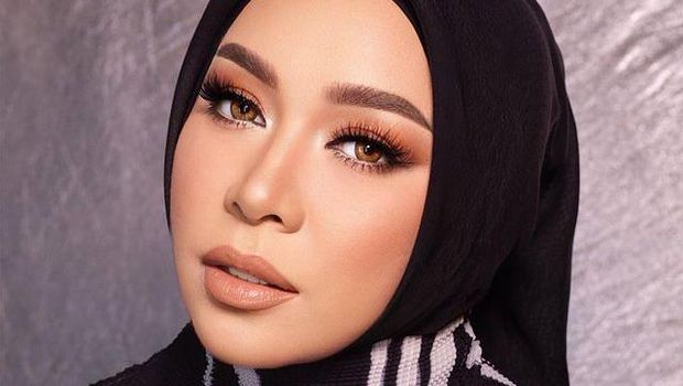 Melly Goeslaw telah berhasil melakukan diet dan menurunkan berat badannya sebanyak 30kg. Yuk kita lihat transformasinya!