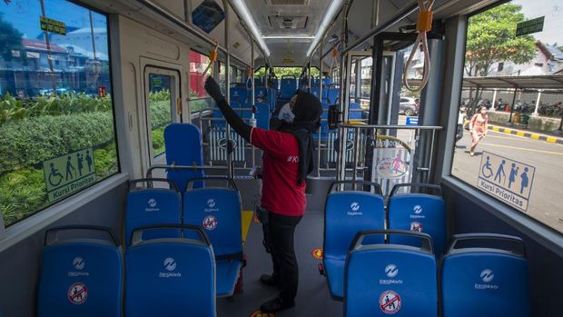 Petugas PT Transportasi Jakarta (Transjakarta) memeriksa fasilitas pegangan tangan pada bus listrik produksi perusahaan otomotif China, Higer sebelum uji coba di Jakarta, Jumat (10/9/2021). Pemerintah Provinsi DKI Jakarta dan Transjakarta mulai mengujicoba bis listrik produksi Higer sebagai upaya memenuhi target pengoperasian 5.000 bus elektrik pada 2025 di Ibukota. ANTARA FOTO/Aditya Pradana Putra/foc.