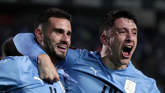 MONTEVIDEO, URUGUAY - SEPTEMBER 09: Gastón Pereiro (L) of Uruguay celebrates with teammate Joaquín Piquerez after scoring the first goal of his team during a match between Uruguay and Ecuador as part of South American Qualifiers for Qatar 2022 at Campeon del Siglo Stadium on September 9, 2021 in Montevideo, Uruguay. (Photo by Raúl Martínez - Pool/Getty Images)