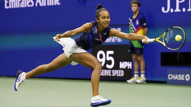 Leylah Fernandez, of Canada, returns a shot to Aryna Sabalenka,of Belarus, during the semifinals of the US Open tennis championships, Thursday, Sept. 9, 2021, in New York. (AP Photo/Elise Amendola)