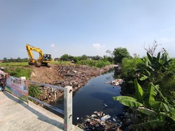 Sampah Kali Busa Bekasi Mulai Berkurang Usai Ekskavator Dikerahkan