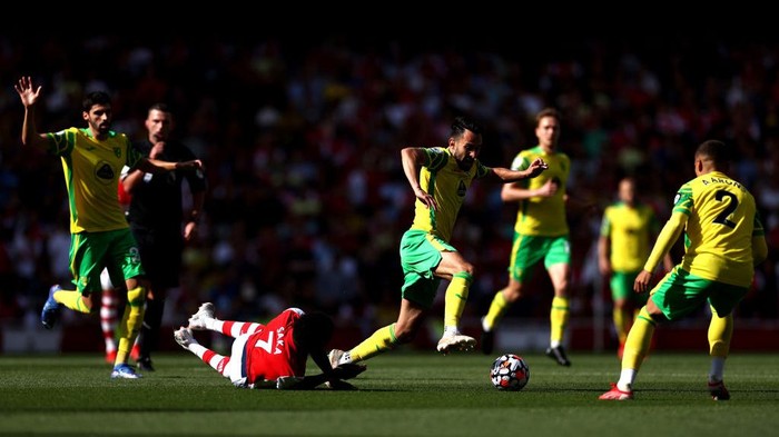 LONDON, ENGLAND - SEPTEMBER 11: Lukas Rupp of Norwich City is challenged by Bukayo Saka of Arsenal during the Premier League match between Arsenal and Norwich City at Emirates Stadium on September 11, 2021 in London, England. (Photo by Ryan Pierse/Getty Images)
