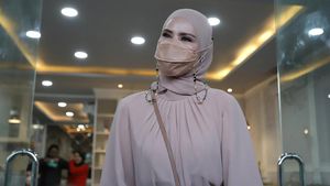 Senyum Angel Lelga Komentari Vonis Penjara Vicky Prasetyo