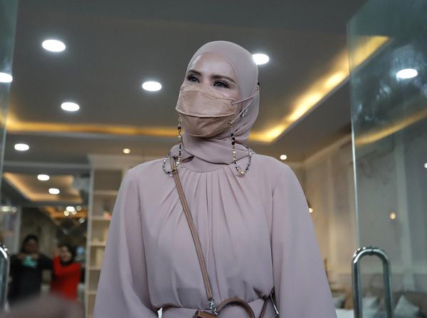 Senyum Angel Lelga Komentari Vonis Penjara Vicky Prasetyo