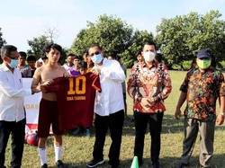 2 Legislator Gerindra Beri Bola dan Baju Olahraga ke SSB Desa di Sumut