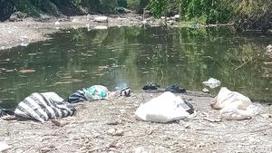 Belum Usai soal Ribuan Ikan Mati, Sungai Dengkeng Kini Penuh Sampah