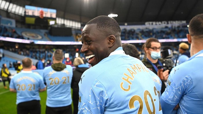 MANCHESTER, ENGLAND - MAY 23: Benjamin Mendy of Manchester City reacts as Manchester City are presented with the Trophy as they win the league following the Premier League match between Manchester City and Everton at Etihad Stadium on May 23, 2021 in Manchester, England. A limited number of fans will be allowed into Premier League stadiums as Coronavirus restrictions begin to ease in the UK. (Photo by Michael Regan/Getty Images)