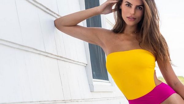 Foto: 7 Gaya Brooks Nader Pakai Baju Renang, Ada yang Pemotretan di Bali