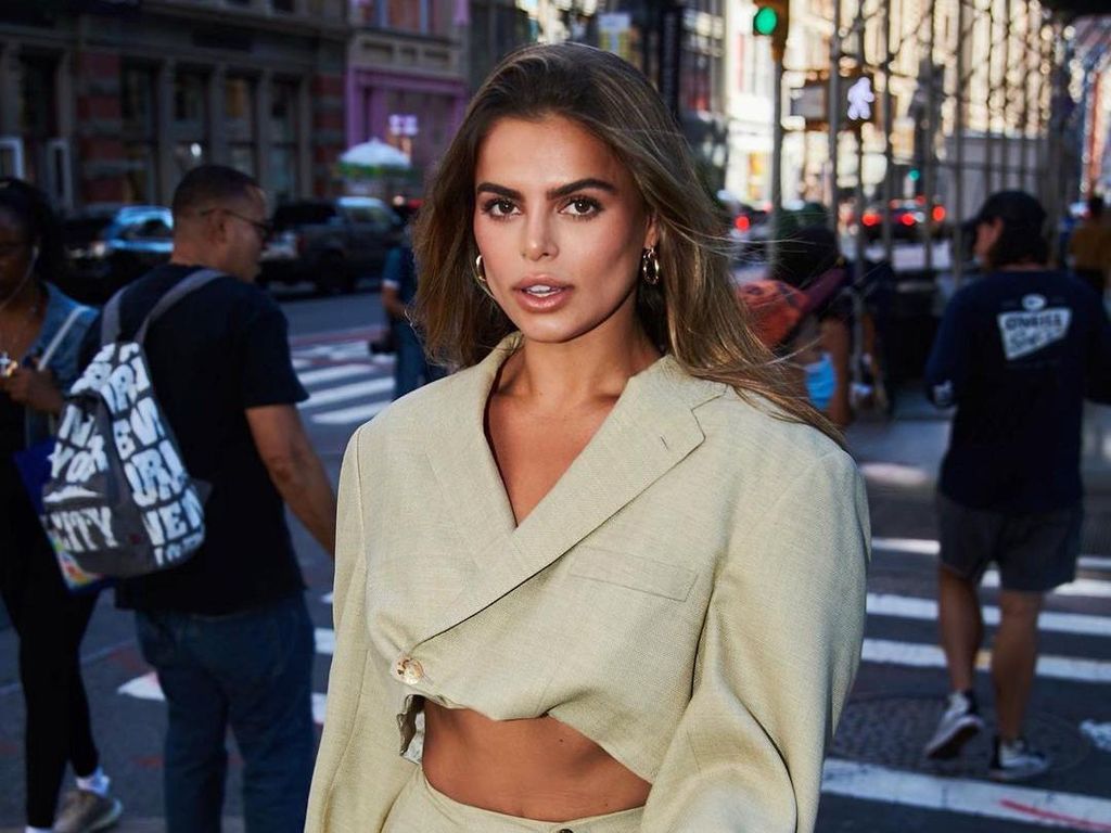 Model Brooks Nader yang Topless di Bali Punya Kantor Berjalan, Suka Pose di Mobil-Motor Model Brooks Nader yang Topless di Bali Punya Kantor Berjalan, Suka Pose di Mobil-Motor
