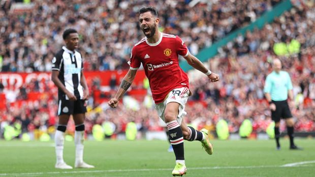 MANCHESTER, ENGLAND - SEPTEMBER 11: Bruno Fernandes of Manchester United celebrates after scoring their side's third goal during the Premier League match between Manchester United and Newcastle United at Old Trafford on September 11, 2021 in Manchester, England. (Photo by Clive Brunskill/Getty Images)