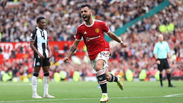 MANCHESTER, ENGLAND - SEPTEMBER 11: Bruno Fernandes of Manchester United celebrates after scoring their sides third goal during the Premier League match between Manchester United and Newcastle United at Old Trafford on September 11, 2021 in Manchester, England. (Photo by Clive Brunskill/Getty Images)