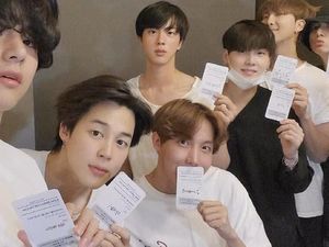 Kelewat Kreatif, Ini Cara Selfie Unik Para Idol Kpop yang Tak Biasa