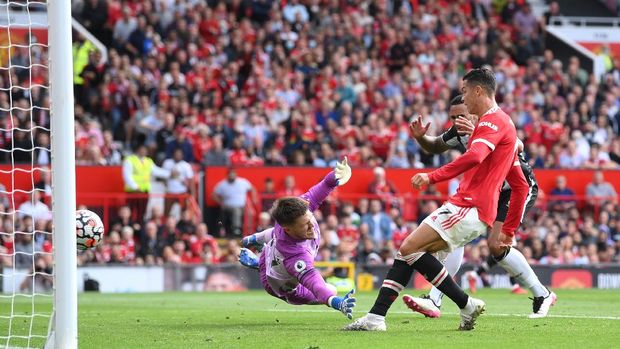 MANCHESTER, ENGLAND - SEPTEMBER 11: Cristiano Ronaldo of Manchester United scores their side's first goal during the Premier League match between Manchester United and Newcastle United at Old Trafford on September 11, 2021 in Manchester, England. (Photo by Laurence Griffiths/Getty Images)