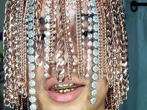 Ekstrem, Rapper Ini Tanam Rantai Emas di Kepala Sebagai Pengganti Rambut