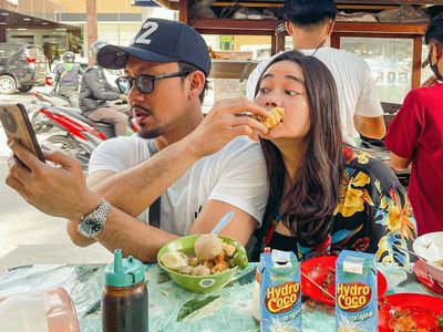 Denny Sumargo Heboh di New York, Begini Gayanya Kalau Kulineran