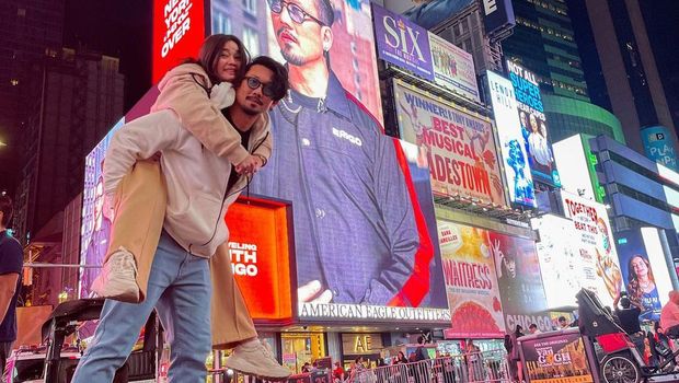 Denny Sumargo Heboh di New York, Begini Gayanya Kalau Kulineran