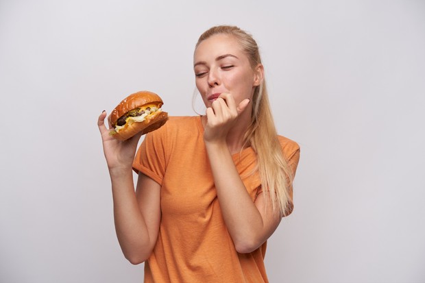 Emotional eating adalah ingin makan banyak ketika stres