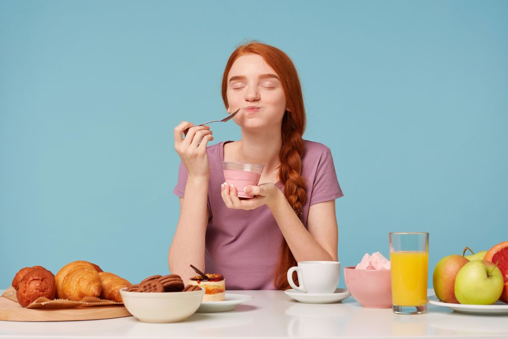 Emotional eating adalah keinginan makan berlebih ketika senang, sedih, bahkan stres/ Foto: Freepik/ Nakaridore