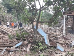 Penampakan 2 Rumah Hancur Akibat Ledakan Keras di Pasuruan