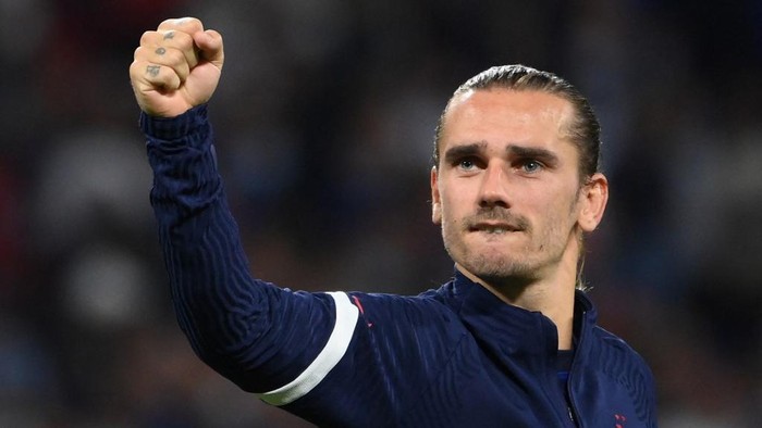 Frances forward Antoine Griezmann reacts at the end of the FIFA World Cup Qatar 2022 Group D qualification football match between France and Finland at the Groupama stadium in Decines-Charpieu near Lyon, central eastern France on September 7, 2021. (Photo by FRANCK FIFE / AFP)