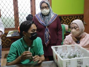 Menaker Sambangi Pekerja Warung Nasi yang Dapat Bantuan Subsidi Upah