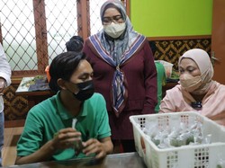 Menaker Sambangi Pekerja Warung Nasi yang Dapat Bantuan Subsidi Upah