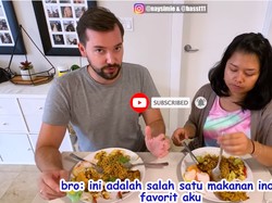 Sang Istri Masak Indomie Campur Tahu Tek-tek, Bule Ini Ketagihan
