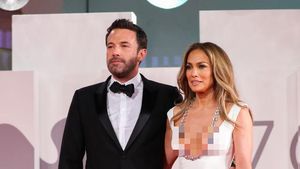 10 Foto J.Lo Seksi Pakai Gaun Belahan Dada Rendah, Mesra dengan Ben Affleck