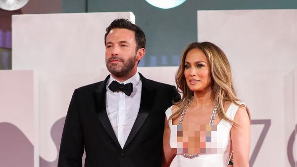 10 Foto J.Lo Seksi Pakai Gaun Belahan Dada Rendah, Mesra dengan Ben Affleck