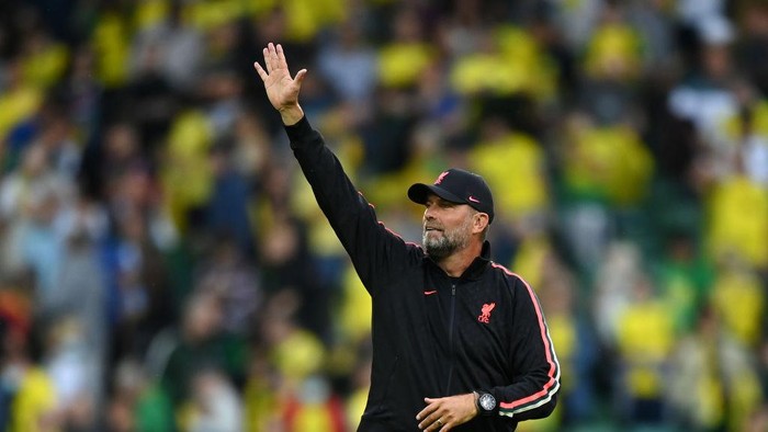 NORWICH, ENGLAND - AUGUST 14: Jurgen Klopp, Manager of Liverpool acknowledges the fans following victory in the Premier League match between Norwich City and Liverpool at Carrow Road on August 14, 2021 in Norwich, England. (Photo by Shaun Botterill/Getty Images)