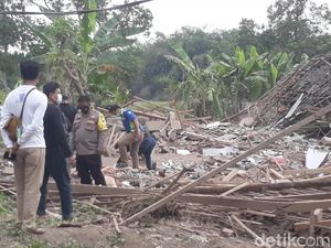 Ledakan Keras Hancurkan Dua Rumah di Pasuruan Ledakan Keras Hancurkan Dua Rumah di Pasuruan
