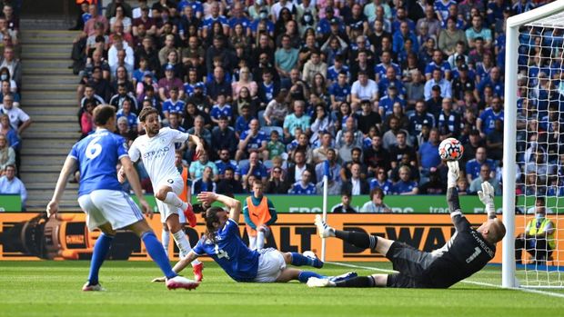 LEICESTER, ENGLAND - SEPTEMBER 11: Bernardo Silva of Manchester City scores their side's first goal past Kasper Schmeichel of Leicester City during the Premier League match between Leicester City and Manchester City at The King Power Stadium on September 11, 2021 in Leicester, England. (Photo by Shaun Botterill/Getty Images)