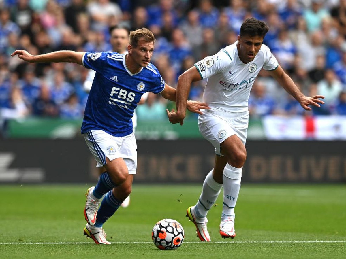 Albrighton (kiri) berebut bola dengan Rodrigo. Foto: Getty Images/Shaun Botterill