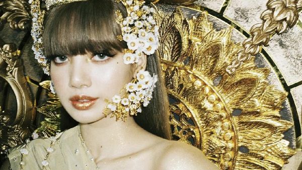 8 Potret Lisa BLACKPINK Kenakan Pakaian Tradisional Thailand, Cantik Bak Ratu