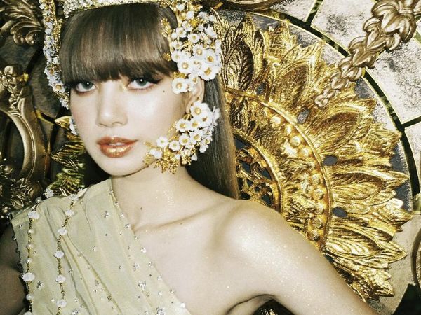 8 Potret Lisa BLACKPINK Kenakan Pakaian Tradisional Thailand, Cantik Bak Ratu