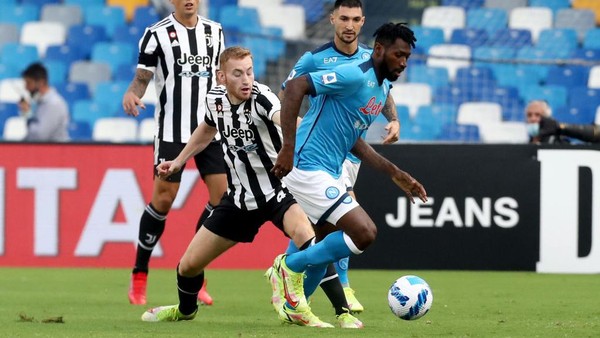 NAPLES, ITALY - SEPTEMBER 11: Dejan Koulusevski of Juventus competes for the ball with Frank  of Napoli during the Serie A match between SSC Napoli and Juventus at Stadio Diego Armando Maradona on September 11, 2021 in Naples, Italy. (Photo by Maurizio Lagana/Getty Images)