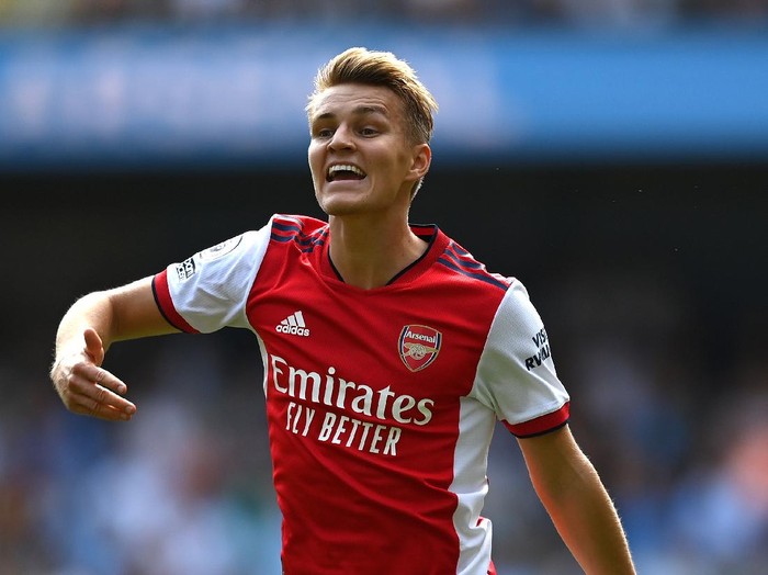 MANCHESTER, ENGLAND - AUGUST 28:  Martin Odegaard of Arsenal reacts during the Premier League match between Manchester City  and  Arsenal at Etihad Stadium on August 28, 2021 in Manchester, England. (Photo by Shaun Botterill/Getty Images )