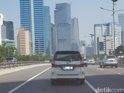 Pelat Nomor Kendaraan Putih Teks Hitam Mulai Beredar di Jalanan Jakarta