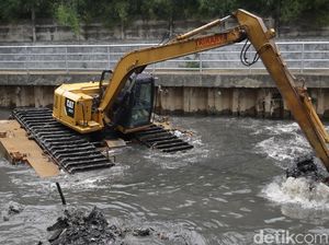 Pengerukan Kali Grogol Jelang Musim Hujan Pengerukan Kali Grogol Jelang Musim Hujan
