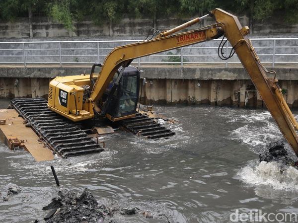 Pengerukan Kali Grogol Jelang Musim Hujan