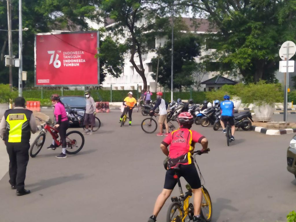 Gage Jl Sudirman Pagi Ini: Pemobil Bingung Diputar Balik, Pesepeda Ngotot Lewat