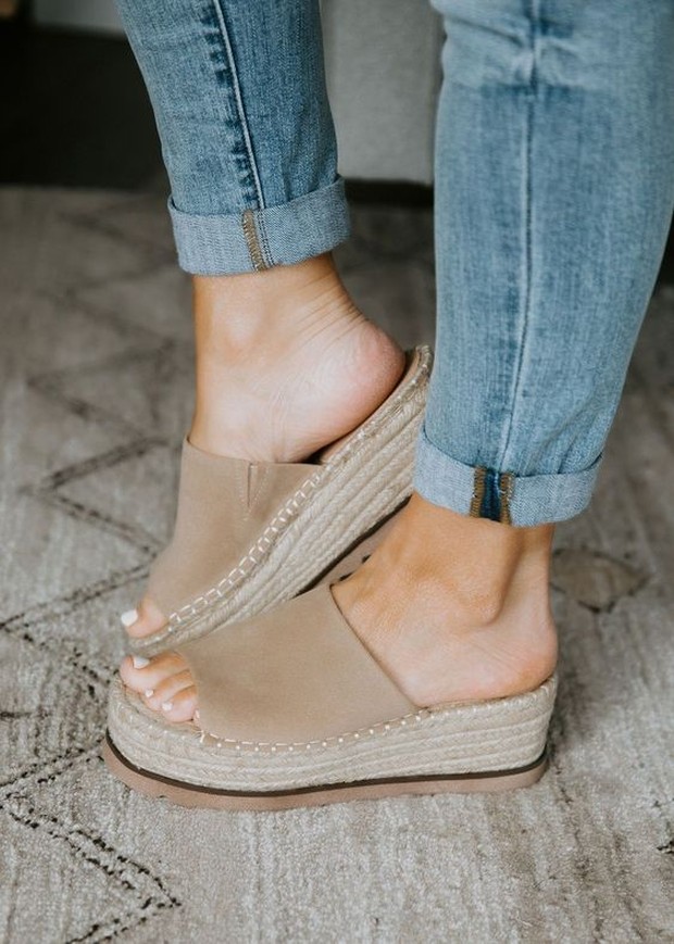 Platform wide strap slap sandals kembali menjadi trend.