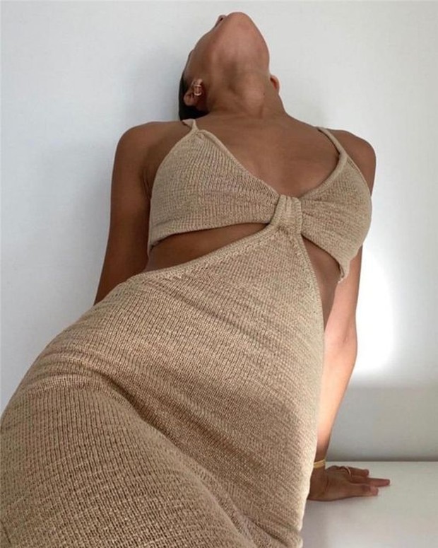 Jenis bra untuk strappy dress dengan cutouts adalah lifting tape atau adhesive nipple covers.